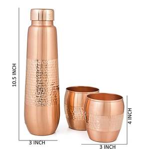 Elegante botella de agua de cobre con diseño de textura martillada, acabado metálico premium, altura tradicional - 10.5 pulgadas, juego de 2 vasos. - Product Image 1