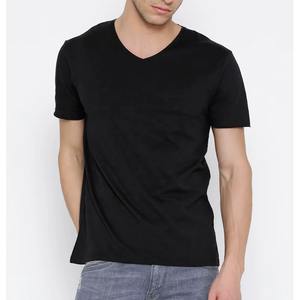 T-shirts col V personnalisés pour hommes 2026 – Vente en gros – Qualité supérieure – Tissu 100 % coton noir – Coupe confortable – Fabriqué au Pakistan - Product Image 5