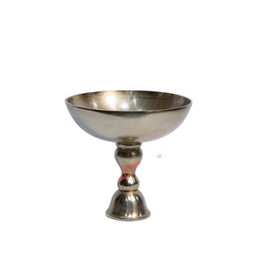 Vaisselle décorée intérieure et extérieure finition argentée avec un nouveau bol Design piédestal servant de fleurs - Product Image 1