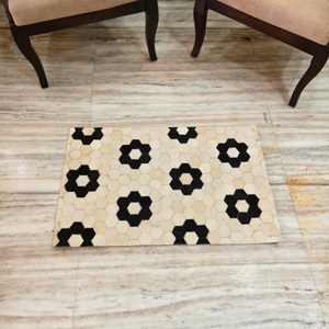 Tapis hexagonal en cuir de vachette, motif géométrique noir et blanc naturel, tapis de sol en cuir, accent décoratif pour la maison - Product Image 2
