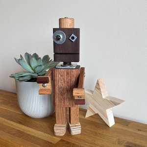 Statue de robot artisanale en bois, figurine décorative en bois naturel pour l'étagère du salon et les cadeaux - Product Image 6