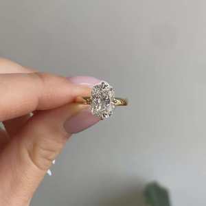 SATVIK RATNA Bague de fiançailles solitaire en or 14 carats avec diamant de laboratoire taille coussin allongée de 3 carats, certifiée IGI, et bande large en forme de cigare - Product Image 5