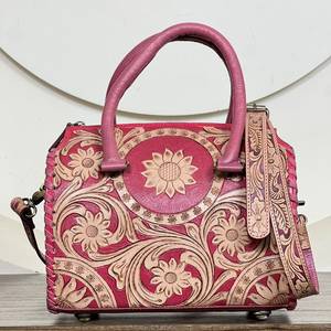 Bolsos de Cuero con Diseño Floral Rosa Hecho a Mano, Bolsos Cruzados Unisex Elegantes de Tamaño Mediano, Bolsos de Viaje y Fin de Semana - Product Image 4