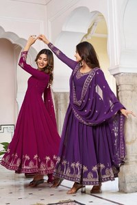 ชุดเดรส Anarkali ผ้าจอร์เจตต์ปักลายเลื่อมสำหรับผู้หญิง พร้อมกางเกงและผ้าคลุมไหล่ - Product Image 2