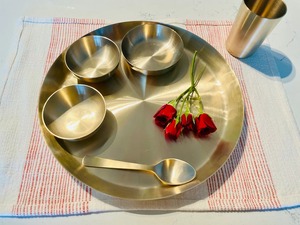 Ensemble de vaisselle traditionnel en laiton, comprenant assiette Thali, bols Katori, tasse et cuillère, pour mariage, le plus vendu dans le monde. - Product Image 3