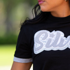T-shirt personnalisé noir brodé pour femme avec lettrage argenté, manches courtes, col rond, bordure blanche, haut décontracté et tendance pour l'été - Product Image 4