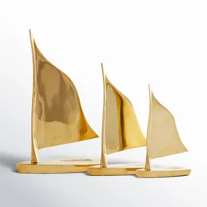Juego de Tres Esculturas de Veleros de Metal Dorado, Decoración Náutica de Lujo para Mesa de Salón, Oficina y Casa de Playa - Product Image 1