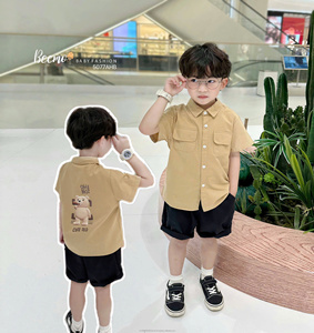 เสื้อผ้าเด็กผู้ชายคุณภาพสูงสำหรับแฟชั่นฤดูร้อน เสื้อเชิ้ตลำลองลายการ์ตูนหมี เสื้อเชิ้ตพิมพ์ลายเรียบง่ายพร้อมกระเป๋าหน้าอกดีไซน์เก๋ - Product Image 1