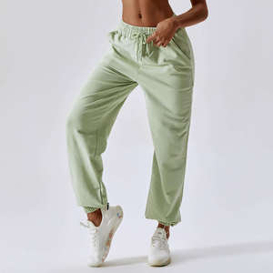 Ensemble de yoga pour femmes, haut court vert clair à col en V, short taille haute, respirant, en spandex et polyester, 2 pièces, sans couture - Product Image 2