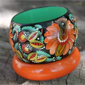 Ensemble de bracelets ethniques festifs en bois peint à motifs floraux élégants - Product Image 4