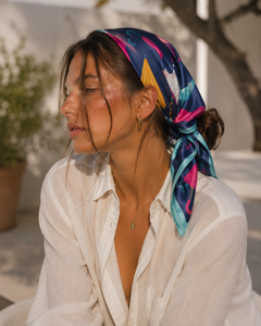 Foulard carré en satin de soie imprimé motif parapluie bleu rose jaune, accessoire de luxe estival pour le quotidien et cadeau - Product Image 4