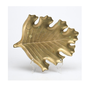 Assiette décorative en laiton en forme de feuille, faite à la main, motif végétal vintage, plat en métal pour la table, usage domestique et hôtelier - Product Image 1