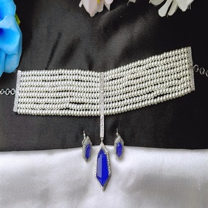 Ensemble collier et boucles d'oreilles élégants de qualité supérieure en laiton plaqué argent avec perles et zircon, collection pour mariage - Product Image 3