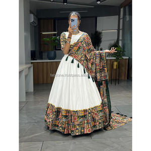 Conjunto Completo Cosido Chaniya Choli (Lehenga) Colección
Compra la colección exclusiva Chaniya Choli de nuestro armario de diseño - Product Image 3