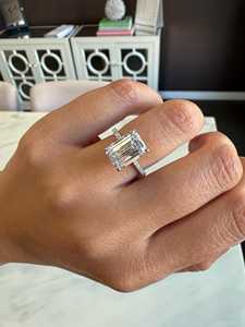 Anillo de Compromiso con Halo Oculto de Diamante Cultivado en Laboratorio con Corte Esmeralda de 4 Quilates, Oro de 14K, Certificado IGI - Product Image 1