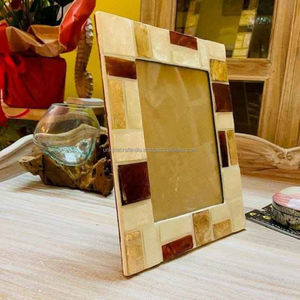 Marco de Fotos de Madera Hecho a Mano con Patrón Chevron Rojo y Blanco, Decoración Contemporánea Vibrante para el Hogar - Product Image 4