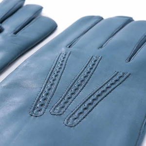 Gants en cuir de mouton bleu pour femmes Ikhlas Sports, doux, chauds pour l'hiver, doublés, compatibles avec les écrans tactiles, détection de la pression des aiguilles, élégants, avec boutons - Product Image 4