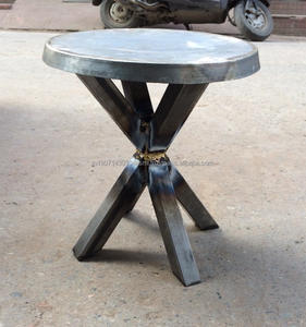 Ensemble de deux tables d'appoint rondes minimalistes avec plateaux en bois et pieds en épingle à cheveux noirs pour décoration moderne et industrielle - Product Image 3