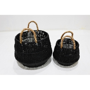 Cesta de mimbre negro tejida para plantas y almacenamiento de ropa con asas naturales - Product Image 1