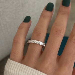 Anillo de Eternidad de Oro con Diamante Cultivado en Laboratorio de Corte Esmeralda de 4.5 Quilates, Banda de Eternidad en Forma de U con Claridad VVS2 Certificada por IGI, para Mujer, Oro de 14k/18k - Product Image 5