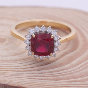 Anillo de Diamantes con Halo de Rubí Corte Cojín Certificado por IGI en Oro de 18K - Product Image 1