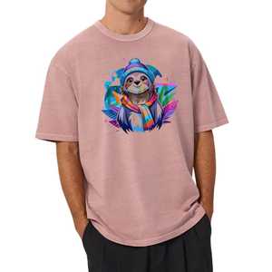 เสื้อยืดผู้ชายลายการ์ตูนสลอธสีชมพู พร้อมหมวกและผ้าพันคอ พิมพ์ลายดิจิทัล แขนสั้น คอกลม ทรงลำลอง ผ้าเจอร์ซีย์ 100% ผ้าฝ้าย - Product Image 1