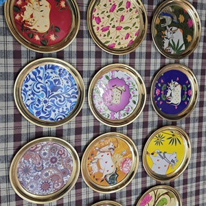 Ensemble de plateaux en métal Pichwai et Kalamkari faits à la main, motif floral, de qualité supérieure, pour cadeaux élégants - Product Image 1