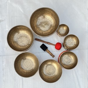 Bol chantant en bronze fait main avec motifs gravés anciens et mantra, offrant une résonance excellente pour la thérapie sonore - Product Image 2