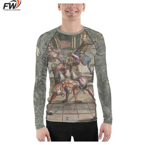 Camiseta de compresión negra dorada Rash Guard, elástica en 4 direcciones y con tejido que absorbe el sudor, parte de un conjunto de artes marciales, esencial para BJJ. - Product Image 5