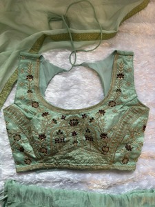 ชุดเลเฮนกาโชลีสำเร็จรูป ดีไซน์ทันสมัย ปักลายหนัก ยาวคลุมพื้น ทรงเข้ารูป ผ้าเนื้อชิมเมอร์ สำหรับงานปาร์ตี้และงานแต่งงาน ผู้หญิง สวมใส่ง่าย - Product Image 3