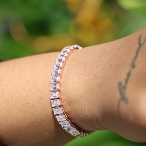 Pulsera de Moissanita con Corte Esmeralda, Chapada en Oro Rosa, Joyería de Eslabones de Cadena Mansi Gold, Grabado Personalizado Disponible para Regalo o Fiesta - Product Image 5