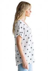 Camiseta blanca de manga corta con cuello en V para mujer, top informal con textura gofrada y estampado de estrellas negras - Product Image 2