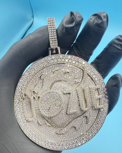 จี้เพชรโมอิสซาไนต์แบบกำหนดตัวอักษรได้เอง สไตล์ฮิปฮอป สำหรับงานปาร์ตี้ จี้วงกลมตัวอักษรแบบกำหนดเอง ประดับเพชรเต็มวง  จี้เงินแท้ 925 ของขวัญ - Product Image 1