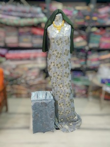 ผ้าชุดเซ็ตสีเบจลายฟรานซาวี ดีแรค พร้อมลายดอกไม้หลากสีแบบแจ็คการ์ด และผ้าคลุมไหล่ลายหรูหราสีม่วง - Product Image 3