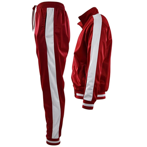 Ensemble de survêtement sportif personnalisé pour hommes avec pantalon de jogging à rayures latérales et texte imprimé – Vêtements de sport pour équipes, directement de l'usine - Product Image 3