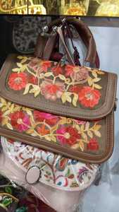 El bolso de mano hecho a medida se elabora con habilidad, fusionando la artesanía tradicional con la estética del diseño moderno. - Product Image 2