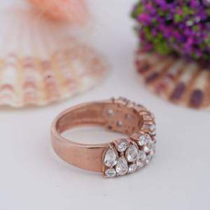 Anillo de Eternidad para Mujer en Plata de Ley 925 Chapado en Oro Rosa, con Microcluster Ovalado de Perlas, Joyería Personalizada Luxial Jewels Clásica - Product Image 3