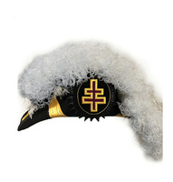 Chapeau d'officier du Grand Encampement des Templiers avec plume blanche, bordure dorée et emblème croix à double barre