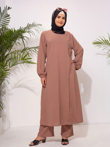 Elegante y Moderno Conjunto de Dos Piezas: Vestido Abaya de Poliéster Sólido 100% con Camisa Larga Irregular y Pantalones de Pierna Ancha, Estilo Modesto de Oriente Medio - Product Image 1