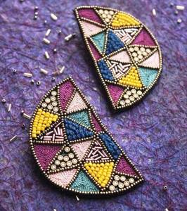 Boucles d'oreilles uniques faites à la main avec des perles brodées, bijoux de créateur haut de gamme, accessoires pour femmes et filles - Product Image 3