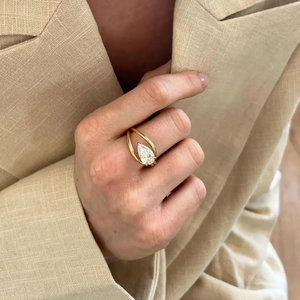 แหวนเพชรทรงลูกแพร์ 1.25 กะรัต สี E แบบตะวันออก-ตะวันตก ทองคำแท้ 14K เพชรเพาะเลี้ยงในห้องปฏิบัติการ แหวนเพชรเม็ดเดี่ยวแบบ Bypass ดีไซน์เกลียว แหวนหมั้นที่มีเอกลักษณ์เฉพาะตัว - Product Image 6