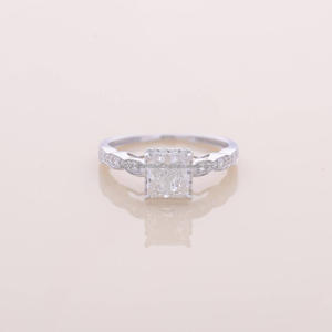 Bague de luxe en argent 925 avec diamant de laboratoire rectangulaire central et pierres latérales étincelantes pour les acheteurs en gros de bijoux de mariée - Product Image 1