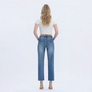 Jeans de mujer de cintura alta y pierna recta, estilo vintage, color azul medio, pantalones de mezclilla de buena calidad y cómodos para mujer. - Product Image 2
