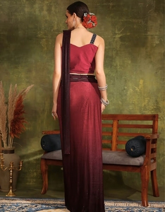 Sari de seda color granate pre-cosido KV Elegant con blusa con lentejuelas y borde bordado para ocasiones de boda - Product Image 2
