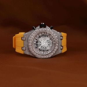Reloj Deportivo de Cuarzo para Hombre con Correa de Silicona Amarilla, Caja Plateada/Moissanita, Esfera de Cristal de Zafiro, Resistencia al Agua de 10 m, Cierre Oculto - Product Image 1