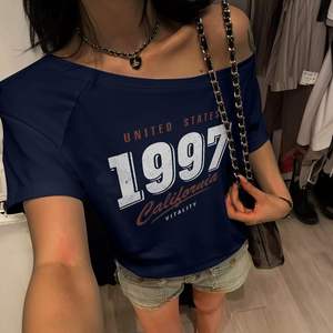Camisetas Gráficas Personalizadas de Hombro Descubierto para Mujer, Estilo Vintage de los 90, Top de California, Camisetas Holgadas de Verano de un Solo Hombro, Versión Ajustada XS - Product Image 3