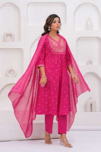 ชุดกูร์ตะปักลายสีชมพูสำหรับผู้หญิงพร้อมกางเกงและผ้าคลุมไหล่ |   ชุดผ้าฝ้ายสไตล์ชาติพันธุ์สำหรับสุภาพสตรี |   ชุดสำหรับงานเทศกาลและชุดลำลอง - Product Image 4