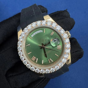 Montre de luxe de style antique en quartz de qualité supérieure, avec diamants moissanite taille ronde de qualité VVS, cadran vert de 20 mm de large, dernière collection unisexe - Product Image 2
