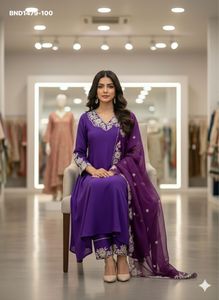 Traje Anarkali de seda romana de diseñador con bordado de hilo y cuello en V, conjunto de pantalón y dupatta. Proveedor y exportador mundial. - Product Image 2