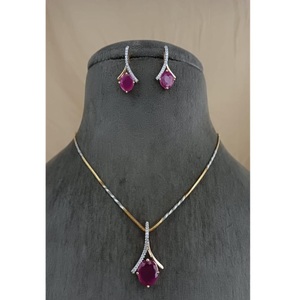 Hermoso conjunto de collar con colgante de latón chapado en oro y aretes con circonitas, estilo moderno hindú, ideal para bodas, para mujeres. - Product Image 1